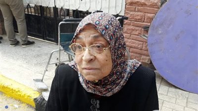مُسنة تدلي بصوتها في استفتاء الدستور ببنها: بحبك ياريس من قلبي (فيديو وصور)