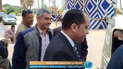 قاضي يخرج لمواطن من ذوي الاحتياجات الخاصة للالادء بصوته داخل توك توك في القليوبية