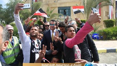 وزير التعليم العالي يلتقط الصور التذكارية مع طلاب الجامعات أمام لجنة التصويت بالاستفتاء