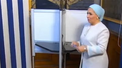 شاهد.. لحظة إدلاء قرينة السيسي بصوتها في الاستفتاء على التعديلات الدستورية