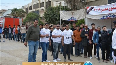 حشود عمالية أمام لجنة منطقة الاستثمار ببورسعيد للإدلاء بأصواتهم في التعديلات الدستورية (فيديو وصور)