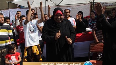 ناخبات يحتفلن بالاستفتاء على التعديلات الدستورية على طريقتهن الخاصة (صور)