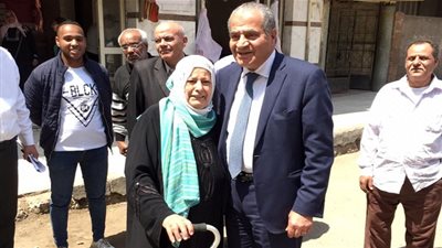 وزير التموين يُقبل رأس عجوز عقب مشاركته في الاستفتاء على الدستور