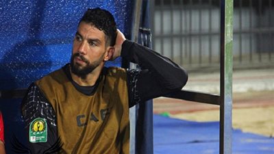 ننشر كواليس ما دار بين شريف إكرامي وجماهير الأهلي الغاضبة داخل مقر الجزيرة