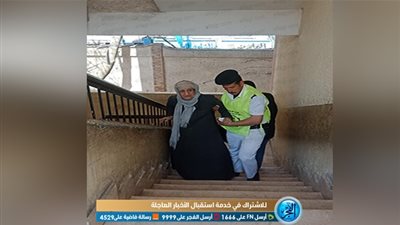 شرطي يساعد مسن على الإدلاء بصوته الانتخابي في إمبابة