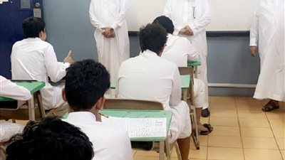 مدير ⁧‫تعليم جدة‬⁩ يتابع ميدانيا انطلاق اختبارات 300 ألف طالب وطالبة