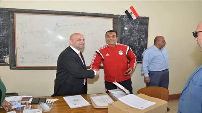 ناصر عباس يدلي بصوته في التعديلات الدستورية (صور)