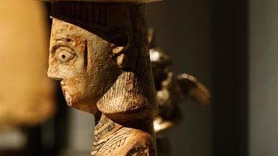 امرأة تحمل جرة فخارية.. قصة آخر الاكتشافات الأثرية في قرية الفاو بالرياض