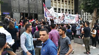 مسيرة لطلاب معهد الطيران للحث على المشاركة في ثاني أيام الاستفتاء (صور)