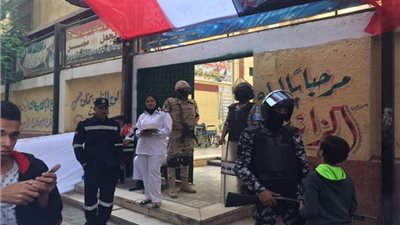 الشرطة النسائية تنقل كبار السن وذوي الإعاقة للجان.. وانتشار مكثف لتأمين الاستفتاء