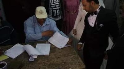 عروسان بالمنوفية يدليان بصوتيهما في الاستفتاء وسط فرحة غامرة من الحضور