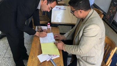 نائب محافظ الإسماعيلية يدلي بصوته في الاستفتاء الدستوري (صور)