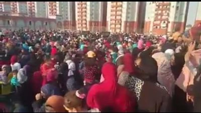 إقبال كثيف من المواطنين على المشاركة بالاستفتاء بحي الأسمرات 