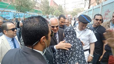 شاهد.. مُسنة تبكي في حضن محافظ الجيزة بإمبابة وتطلب منه مقابلة السيسي