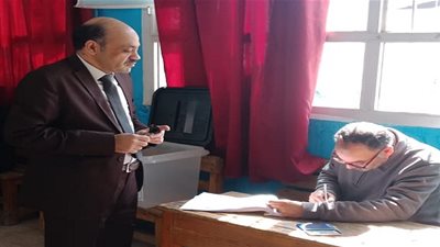 رئيس هيئة المواد النووية يدلي بصوته فى الاستفتاء على التعديلات الدستورية