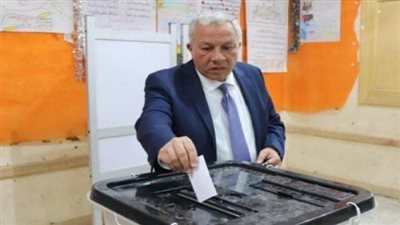 رئيس هيئة موانئ البحر الأحمر يدلي بصوته في الاستفتاء