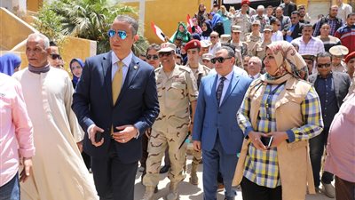 محافظ سوهاج والقيادات الأمنية يتفقدون عددا من لجان الاستفتاء (صور)