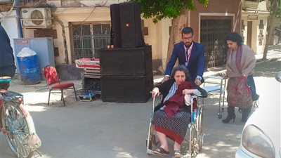 مُسنة على كرسي متحرك تحرص على الاستفتاء بالزمالك 