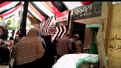 توافد المواطنين للمشاركة في الاستفتاء بمدرسة أم المؤمنين بالساحل (فيديو)