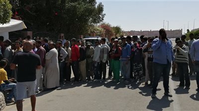 شاهد.. تلاحم المصريون أمام اللجان للإدلاء بأصواتهم في الاستفتاء بالغردفة (صور)