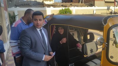 لفتة إنسانية من رئيس لجنة تجاه مسنين أثناء الإدلاء بأصواتهم بالشرقية (صور)
