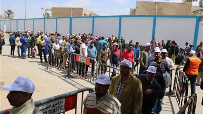 إقبال كبير أمام اللجان في السويس ثاني أيام الاستفتاء (صور)