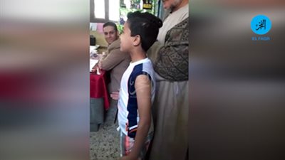 طفل يلقي شِعرا داخل إحدى لجان الاستفتاء بشبين القناطر (فيديو)