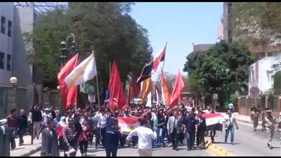 مسيرة لأساتذة وطلاب جامعة أسيوط تجوب الشوارع للدعوة للمشاركة في الاستفتاء