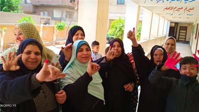 لليوم الثاني.. تظاهرة في حب مصر أمام مدرسة السلامون الابتدائية (صور)