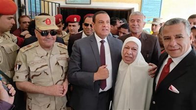 محافظ البحيرة يمسح دموع إحدى الناخبات: بكت فور رؤيته (صور)