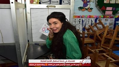 الراقصة دينا تُدلي بصوتها في استفتاء التعديلات الدستورية (صور)