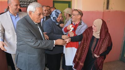 محافظ الدقهلية ومدير المباحث يتفقدا سير الاستفتاء على التعيلات الدستورية بميت غمر 