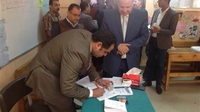 محافظ الفيوم يدلي بصوته في الاستفتاء على التعديلات الدستورية ويتفقد عدداً من اللجان (صور)