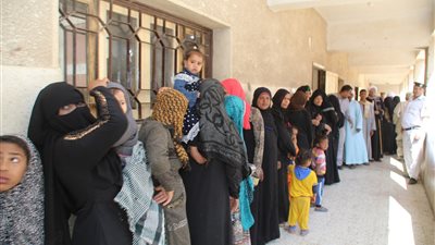 رُضَع في اللجان.. الأمهات يصطحبن أبنائهن بمقار الاستفتاء في قنا (صور)