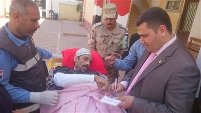 مواطن مصاب بشلل يشارك في الاستفتاء بدمياط (صور)