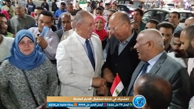 شاهد.. محافظ البحر الأحمر يشارك احتفالات المواطنين بالأغاني الوطنية والتنورة (فيديو وصور) 