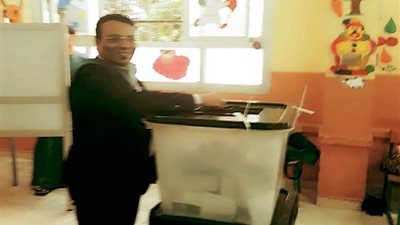  معاون وزير التموين يدلي بصوته علي التعديلات الدستورية في الزيتون