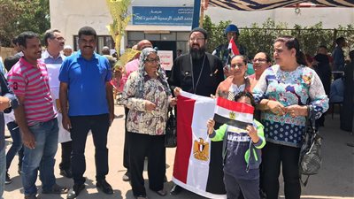 أقباط الغردقة يستقبلون الاستفتاء على التعديلات الدستورية بالسعف.. وكفيف ويدلي بصوته أبرز مشاهد اليوم الثاني (صور) 