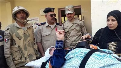 تفقد قائد المنطقة الشمالية العسكرية للجأن.. وتوفير سيارة لنقل مسنة.. أبرز مشاهد اليوم الثاني في الاستفتاء 