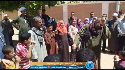 احتفالات كرنفالية وصور السيسي وأعلام مصر واحتفالات بأحد الشعانين أمام لجان الاستفتاء بأسيوط (صور وفيديو)