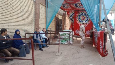 بدء توافد المواطنين على مدينة العمال بإمبابة للمشاركة في الاستفتاء (صور)