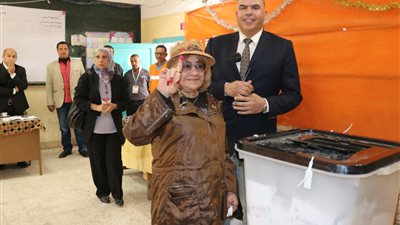 سيدة مصرية كندية تدلى بصوتها فى الاستفتاء بالسويس  (صور)