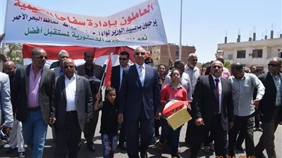 محافظ البحر الأحمر يتقدم مسيرة مؤيدة للتعديلات الدستورية بسفاجا (صور)
