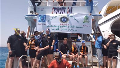 سائحو الغردقة يرفعون لافتات تأييد للتعديلات الدستورية (صور) 