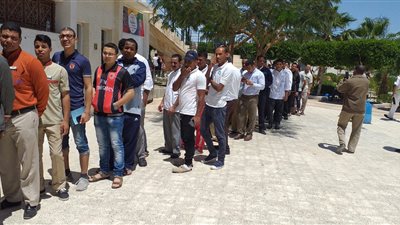 استمرار توافد المواطنين بكثافة للمشاركة في الاستفتاء بالبحر الأحمر (صور) 