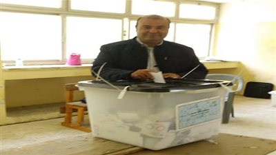 خالد حنفي  يدلي بصوته في لجنة المغتربين بمدينة 6 أكتوبر 