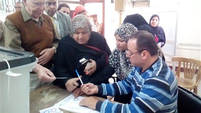 سيدة صماء تشارك باستفتاء الدستور: هقف جنب مصر عشان بتقف جنب المعاقين (فيديو) 