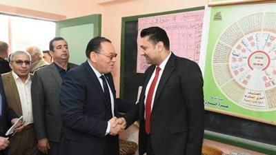 محافظ الشرقية يتفقد مدرسة عبدالحكيم حسن بكفر أباظة.. ويؤكد: نسبة الإقبال جيدة تنم على وعي المواطن الشرقاوي (صور)    