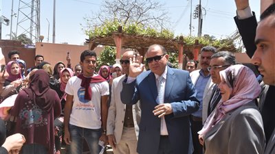 ناخبات يصرن على التقاط صور تذكارية مع محافظ الفيوم أثناء تفقده للجان الانتخابية (صور)