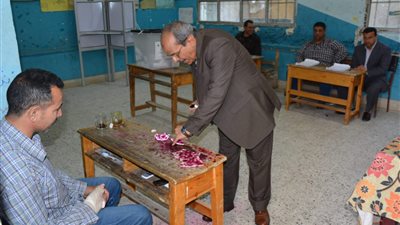 رئيس جامعة الفيوم أثناء الإدلاء بصوته.. يؤكد: 